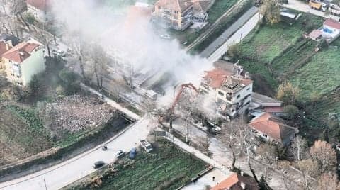 
                Sındırgı'da Ağır Hasarlı Binaların Yıkımı Sürüyor
            