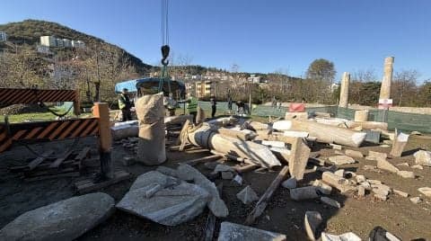 
                Amastris Antik Kenti'nde Roma Dönemine Ait Sütunlar Yerlerine Yerleştiriliyor
            