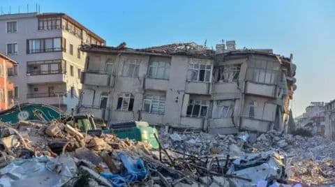 
                Deprem Bölgesinde Müteahhitlere Parayla İş Bitirme Belgesi Verilmiş
            